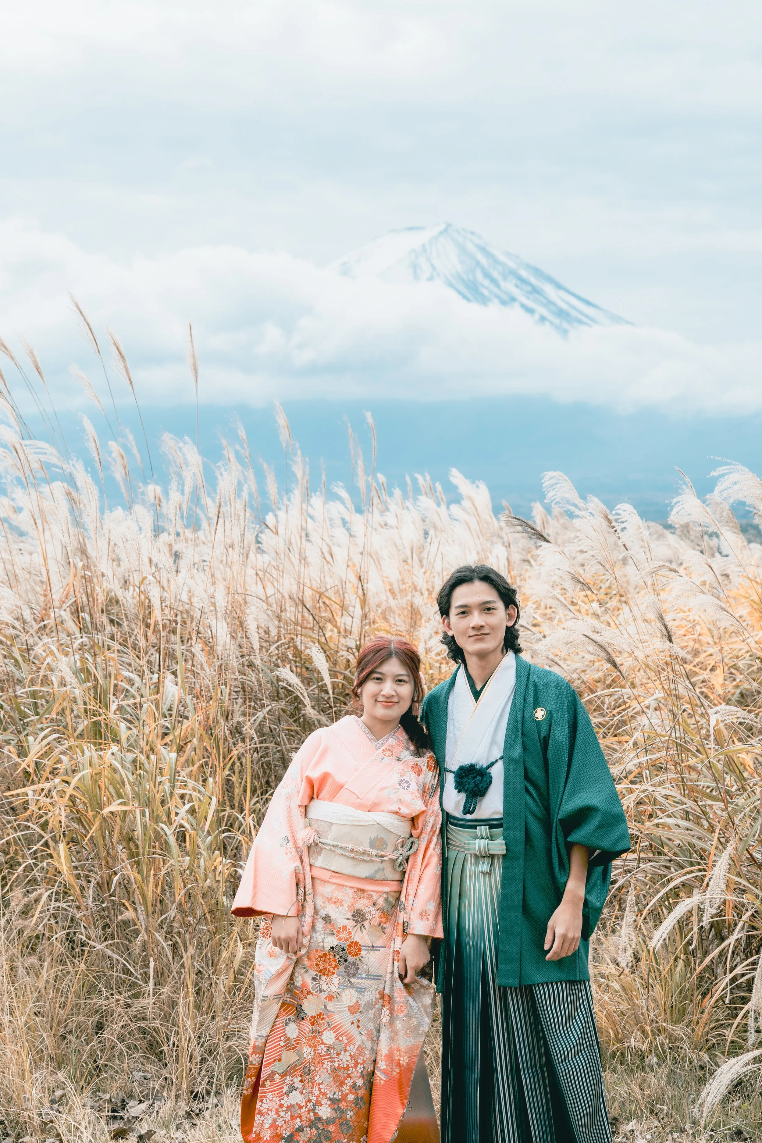 富士山秋季芒草和服婚紗，河口湖畔情侶寫真，日系自然光海外攝影 -紀念攝影、旅拍攝影、日式傳統結婚照推薦 日系自然感寫真旅拍 -富士山旅拍 台灣人攝影師-waddle eyes by Robert Hsu