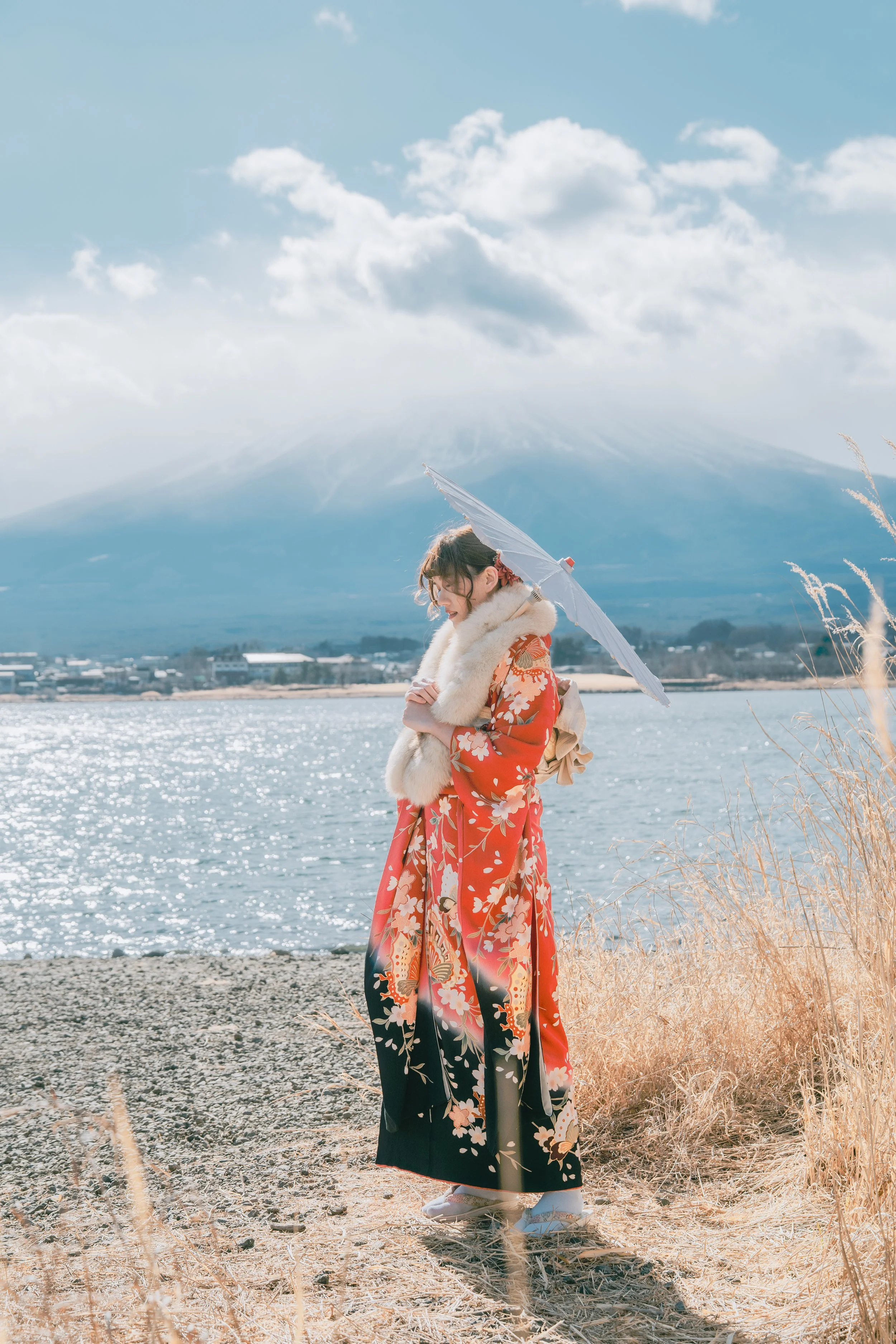 富士山和服個人寫真，持紙傘傳統服飾拍攝，河口湖絕景人像攝影,獨旅旅拍攝影師 日系自然感寫真旅拍 -富士山旅拍 台灣人攝影師-waddle eyes by Robert Hsu
