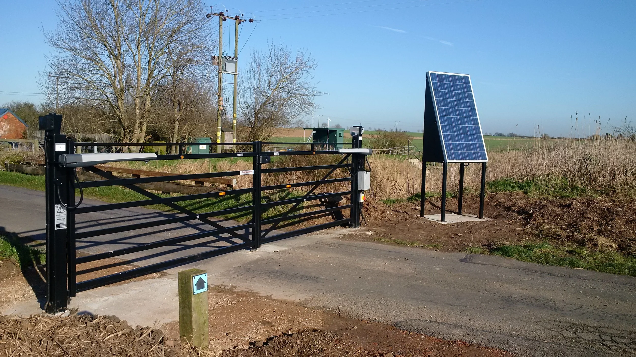 A high-use gate on a private road near Burnham on Crouch. Operated by radio fobs, a keypad and GSM intercom.