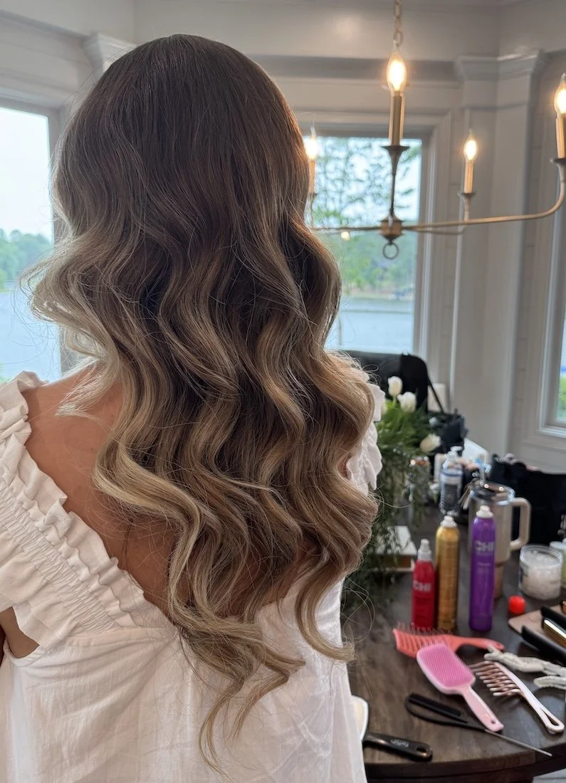 bride with bronde hair color and a glam wave hairstyle