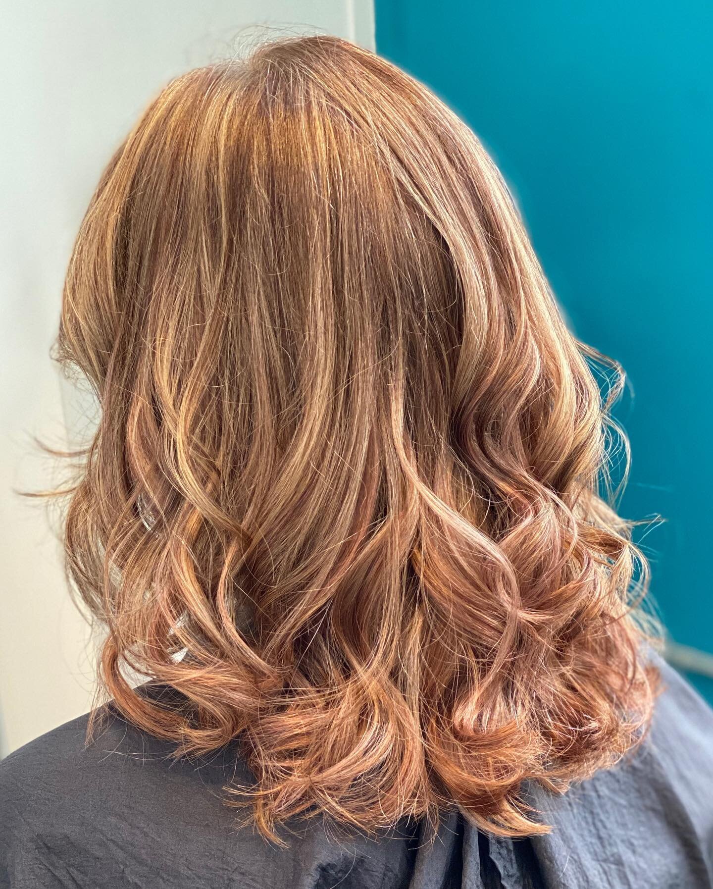 A lovely autumn before and after!
.
.
.
.
.
#autumnhair #autumncolors #autumnvibes🍁 #lowmaintenancehair #beforeandafter #itsthattimeofyear #byeblonde #lovely #oya #swipeleft #balayage #fallbalayage #haireducator #newhair #highlights #lowlights #b
