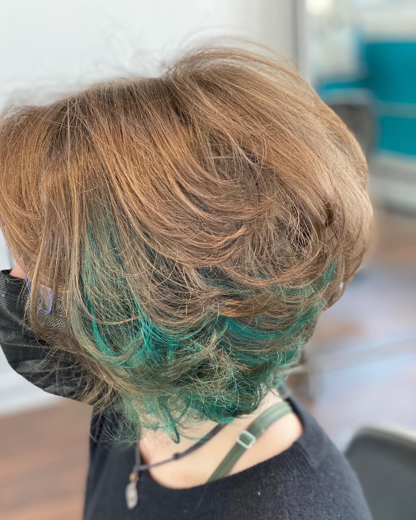 Sometimes all you need is a fun new haircut and a POP of color! This first time guest said &ldquo;I need no more boring bob and a little  of your wall color!&rdquo;... Well OK then!👍. 
.
.
#popofcolor #njsalon #njstylist #njcolorist #teal #tealhair 