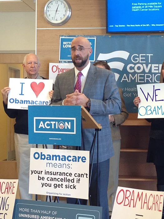 SARA GILGORE/MEDILL David Elin, state director for Enroll America, checks in on the Get Covered America campaign.