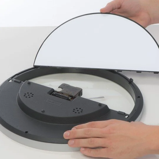 wandklok achterkant open display.jpeg