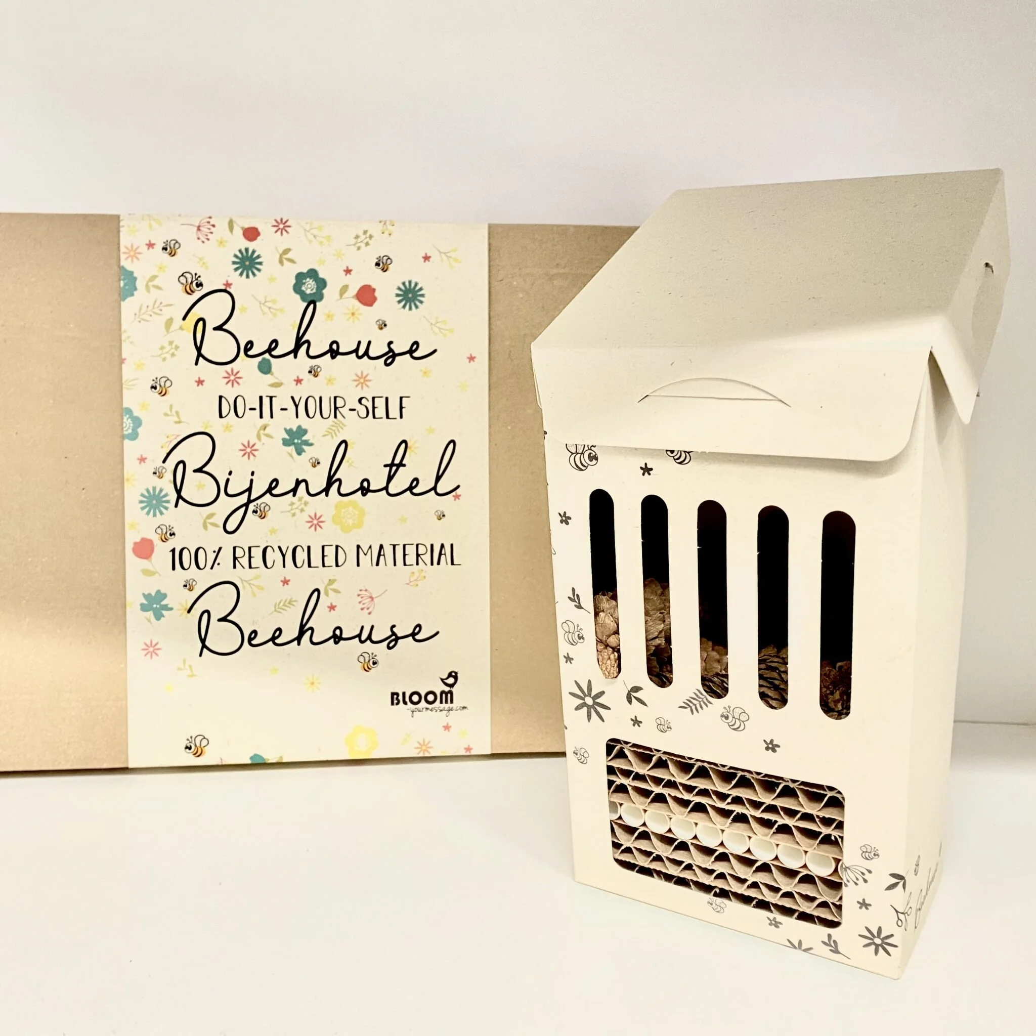 Bijenhotel als brievenbus-pakketje