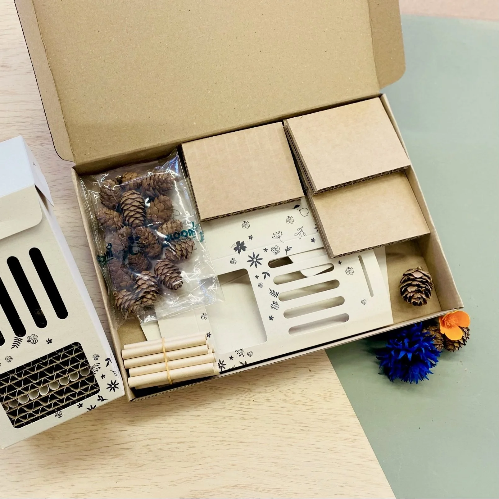 Bijenhotel als brievenbus-pakketje