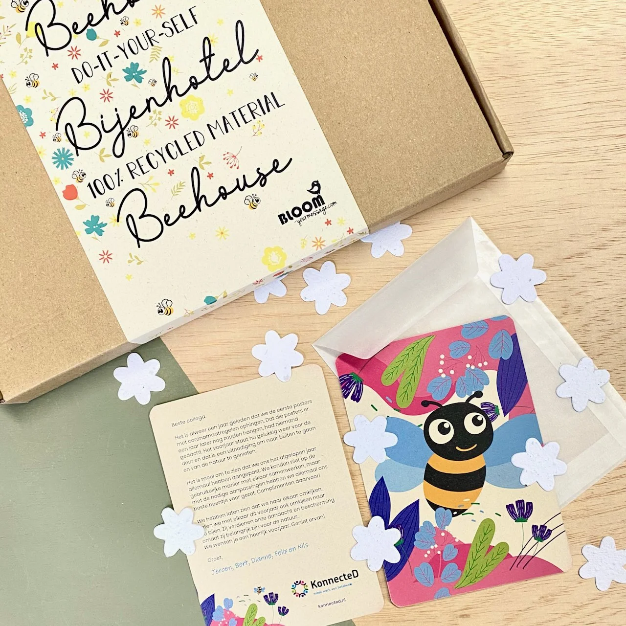 Bijenhotel als brievenbus-pakketje