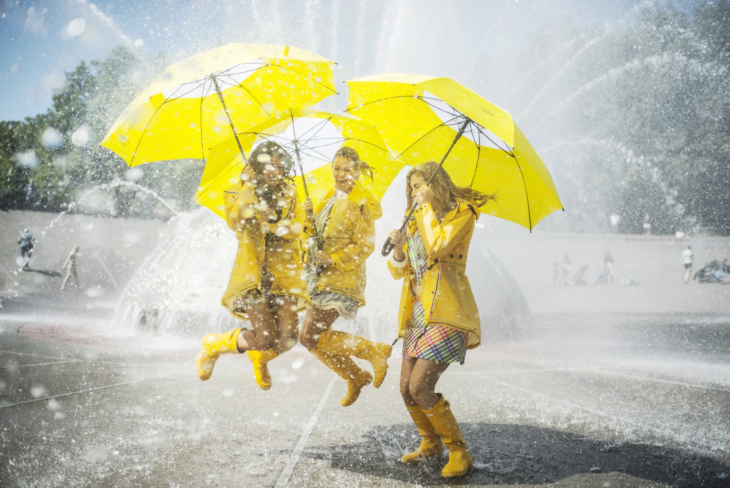 Lifestyle-2017-Girls-Umbrellas-Seattle-Fountain-DSC-3731.jpg
