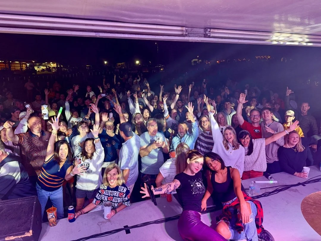 🎸 What a night at University Station!
Great crowd from start to finish. Thanks to everyone who came out and rocked with us! 🔥

#FlyByRadio #AuburnAL #UniversityStation #TailgateParty #LiveMusic #AuburnFootball #GeorgiaVsAuburn #PartyBand #GoodTimes