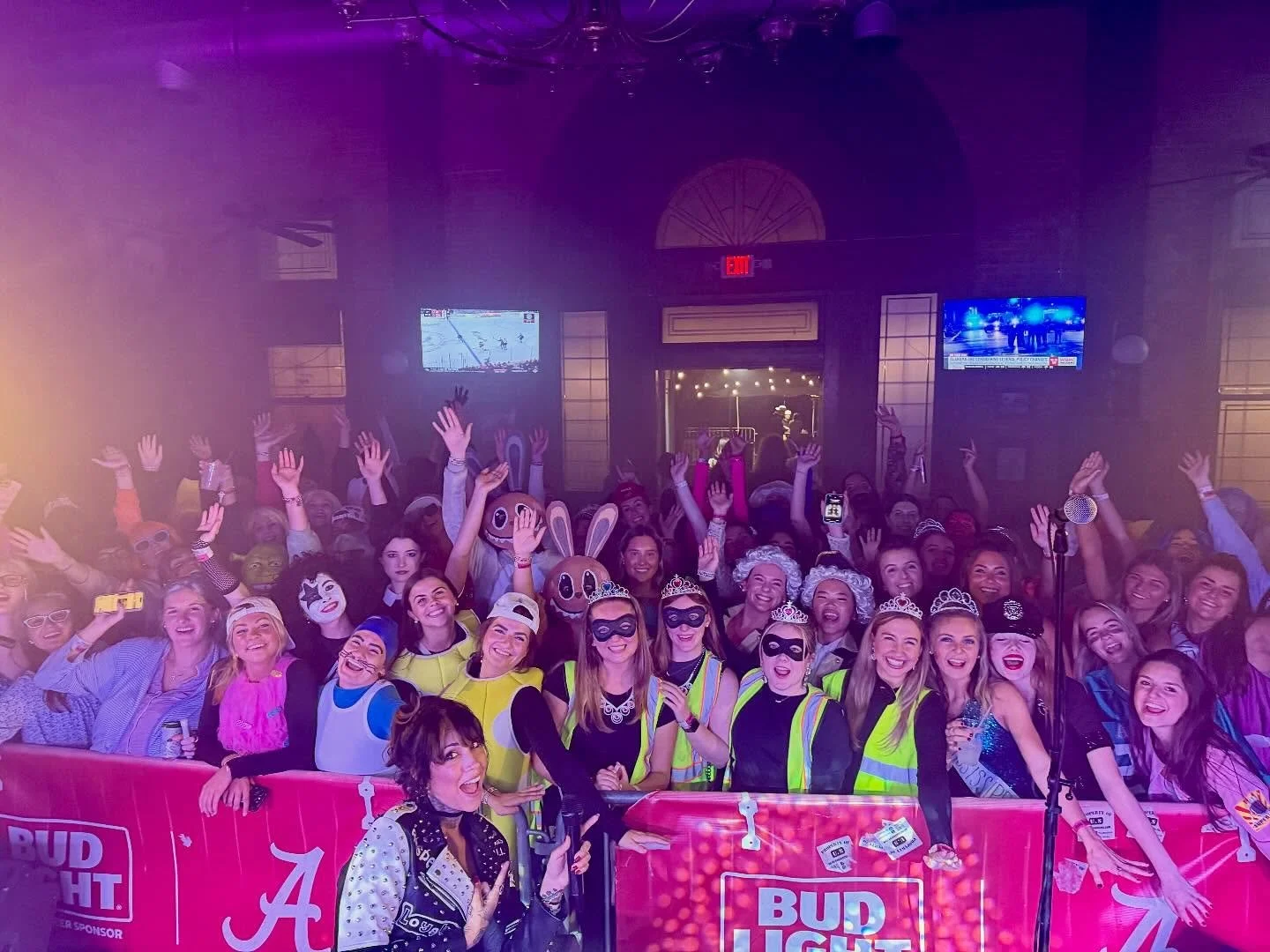 🎃Awesome night with these ladies🎃
.
#flybyradio #college #halloween #tuesdaynight