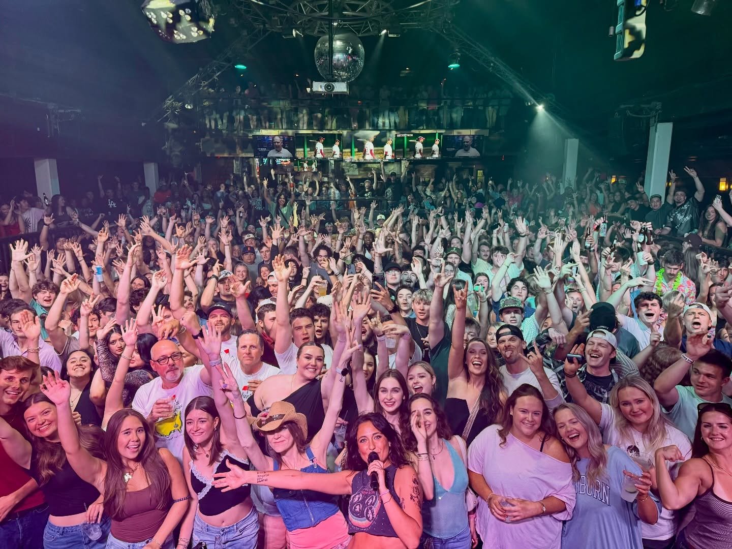 Is there anything more beautiful than a Sky Bar crowd? 🙌 Grateful doesn&rsquo;t even begin to cover it.
.
#SkyBar
#FlyByRadio
#LiveMusic
#CollegeBarVibes
#Thankful