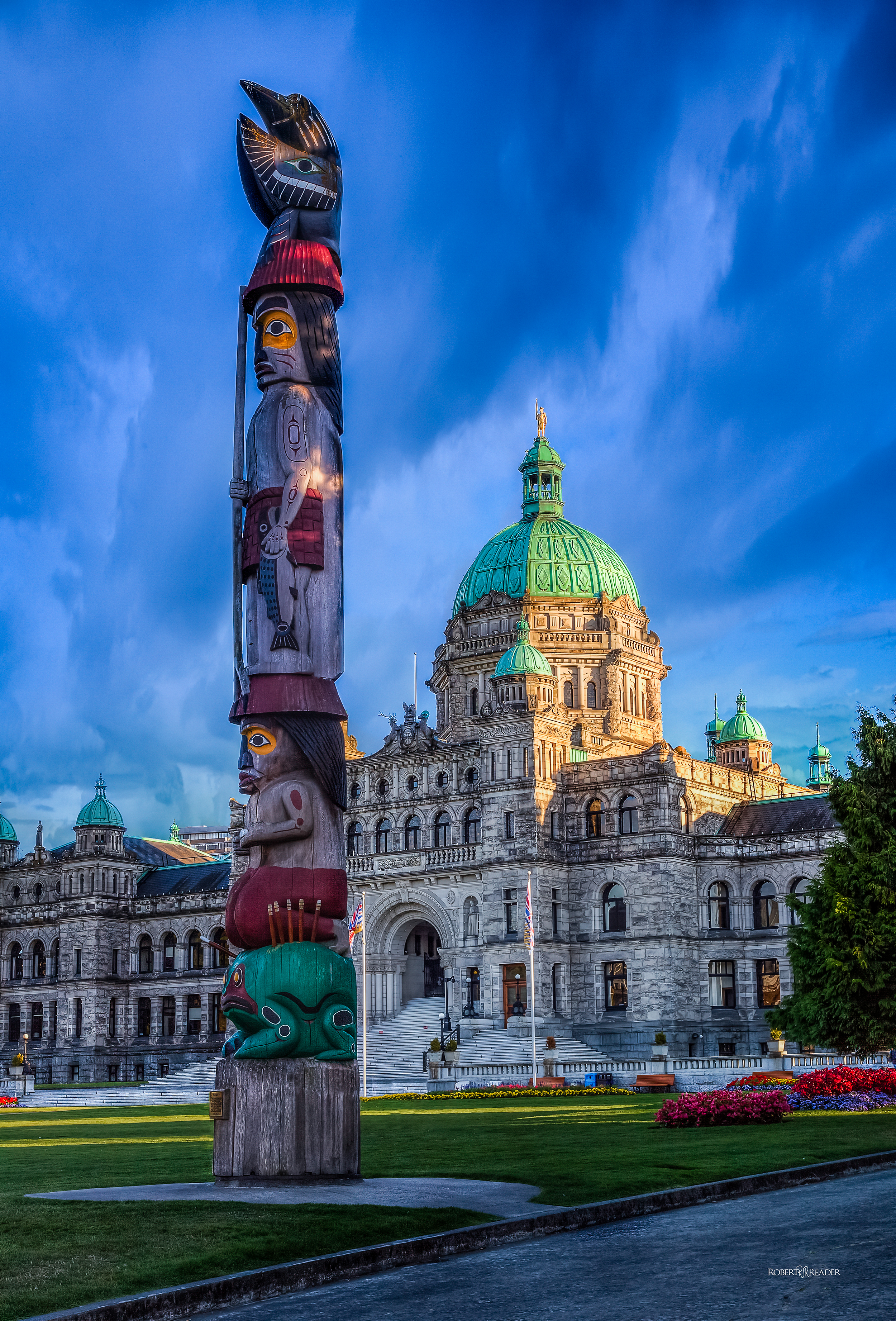 Parlamont Building With Totom 2500 PX Pole In Front Flaten.jpg