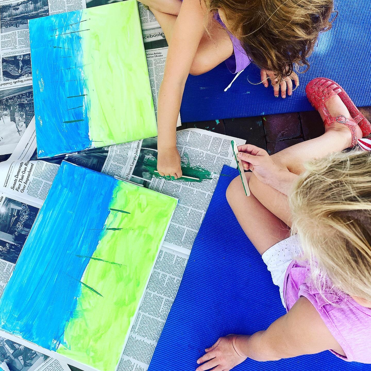 painting with popsicle sticks 🎨🌺😎

#fireflyyogis #popsiclestick