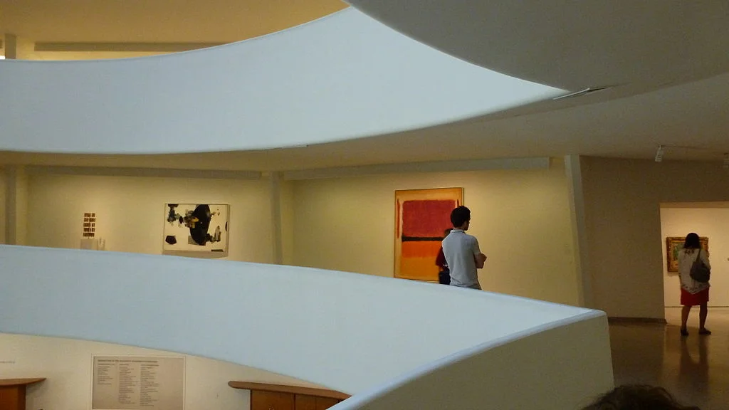 1024px-Solomon_R._Guggenheim_Museum_interno.JPG