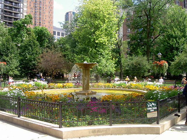 640px-Washington_Square_Park_Fountain,_Chicago.JPG