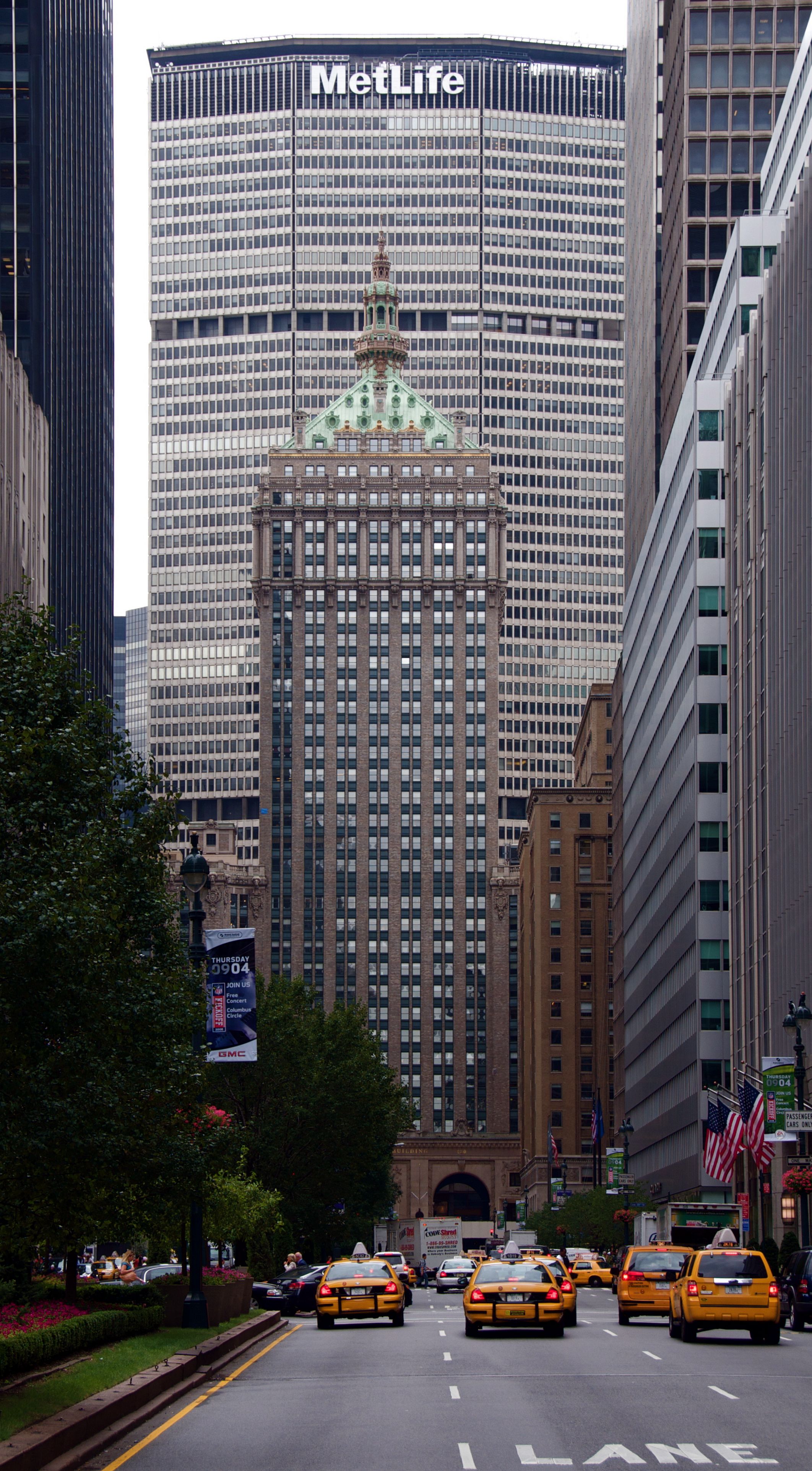 Park_Avenue_directly_heading_for_Helmsley_Building_and_Met_Life_Building.jpg