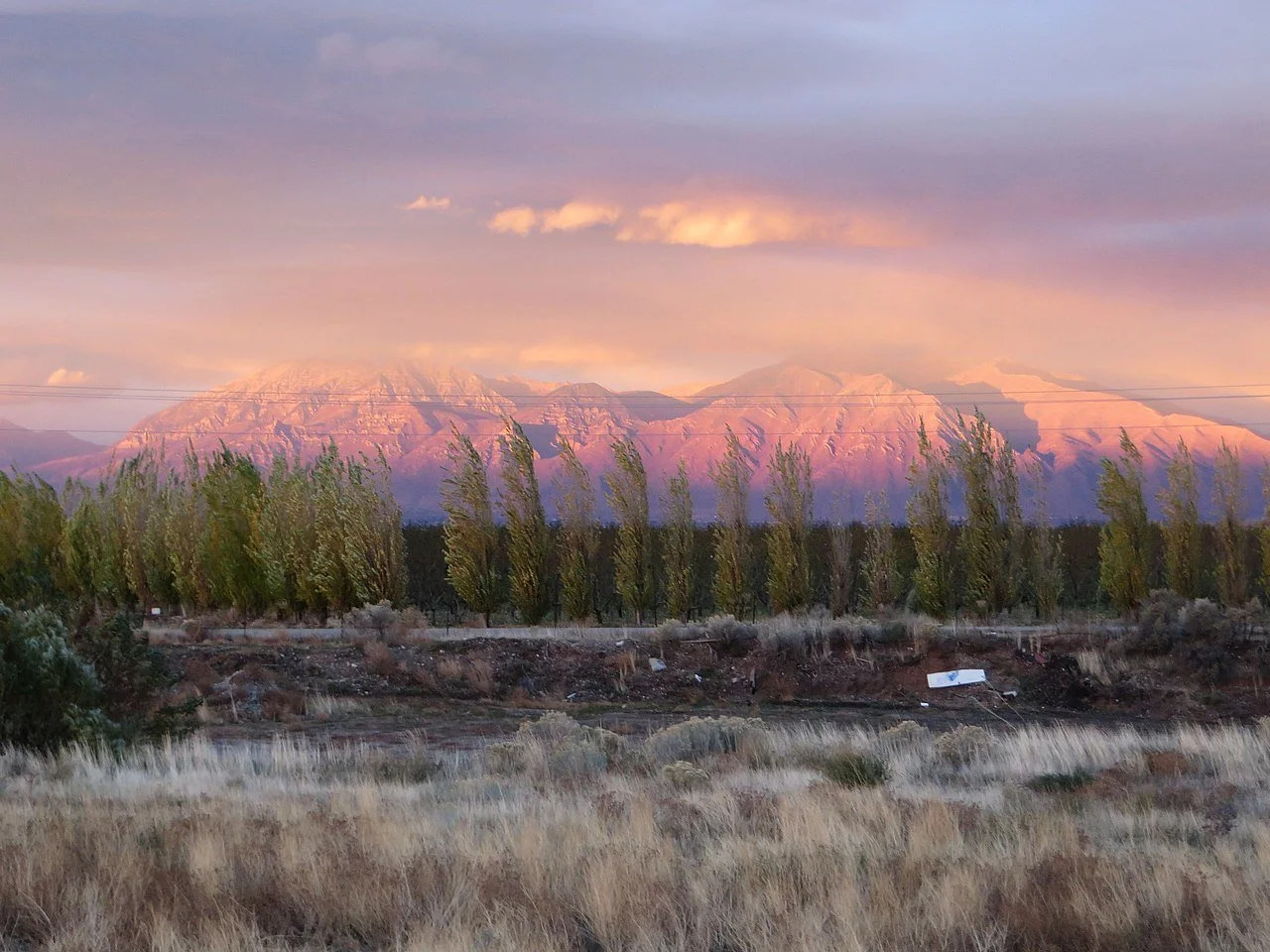 1280px-Misty_Sunset_over_Wasatch_Mountains,_U.S._Route_6,_Santaquin,_Utah.jpg