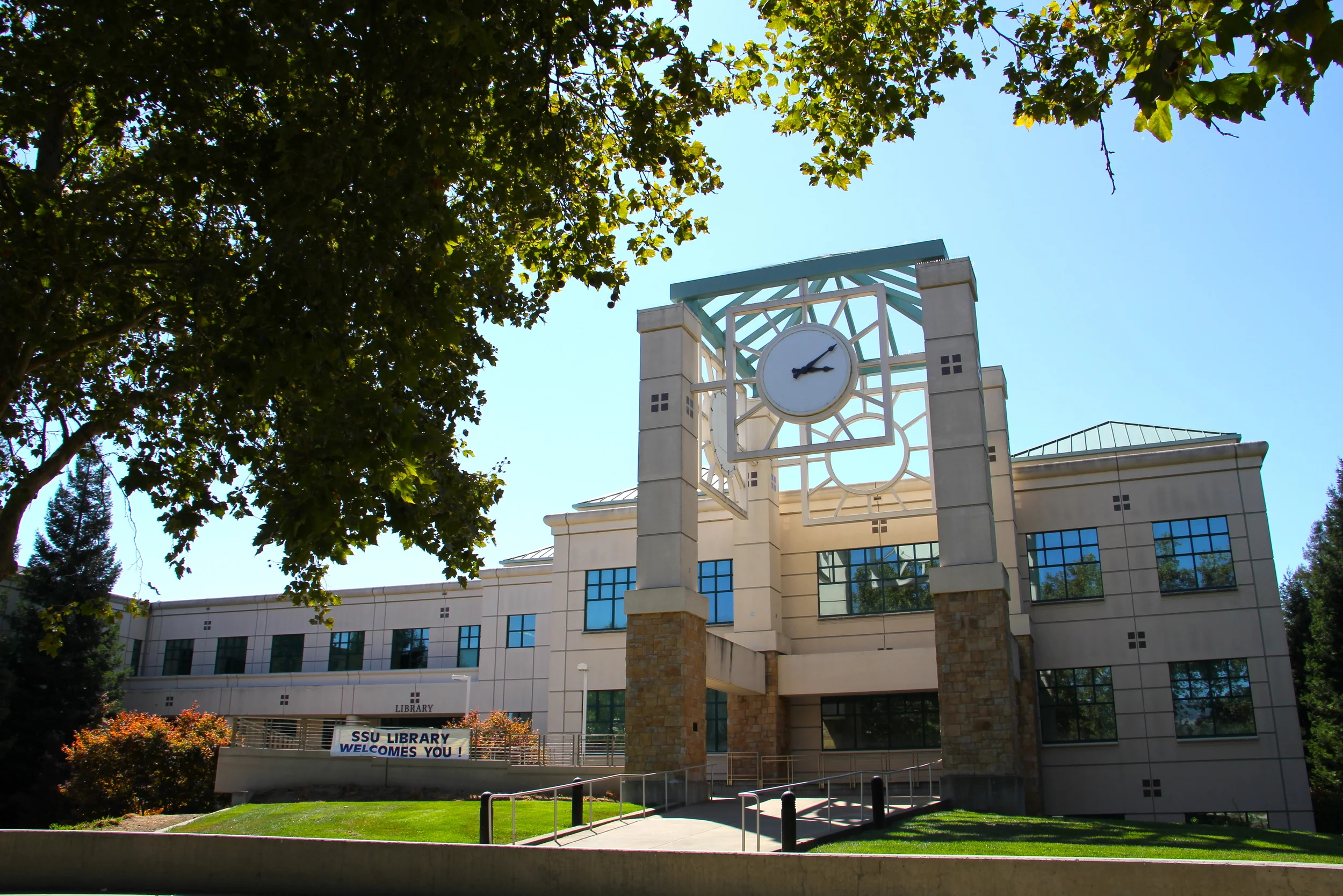 STAR // Maud Busson Over the past 15 year, Sonoma State University has had modernized its campus with the additions of many new buildings, including the Schultz Information Center.