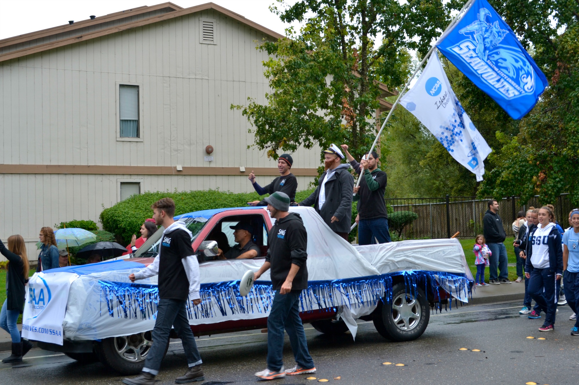 STAR // Lina Raffaelli Left, Lobo makes a special appearance at the Rohnert Park Founder’s Day Parade on Saturday. Right, SSU athletes, cheerleaders, and crew members attend the parade with the Sports Management Group.