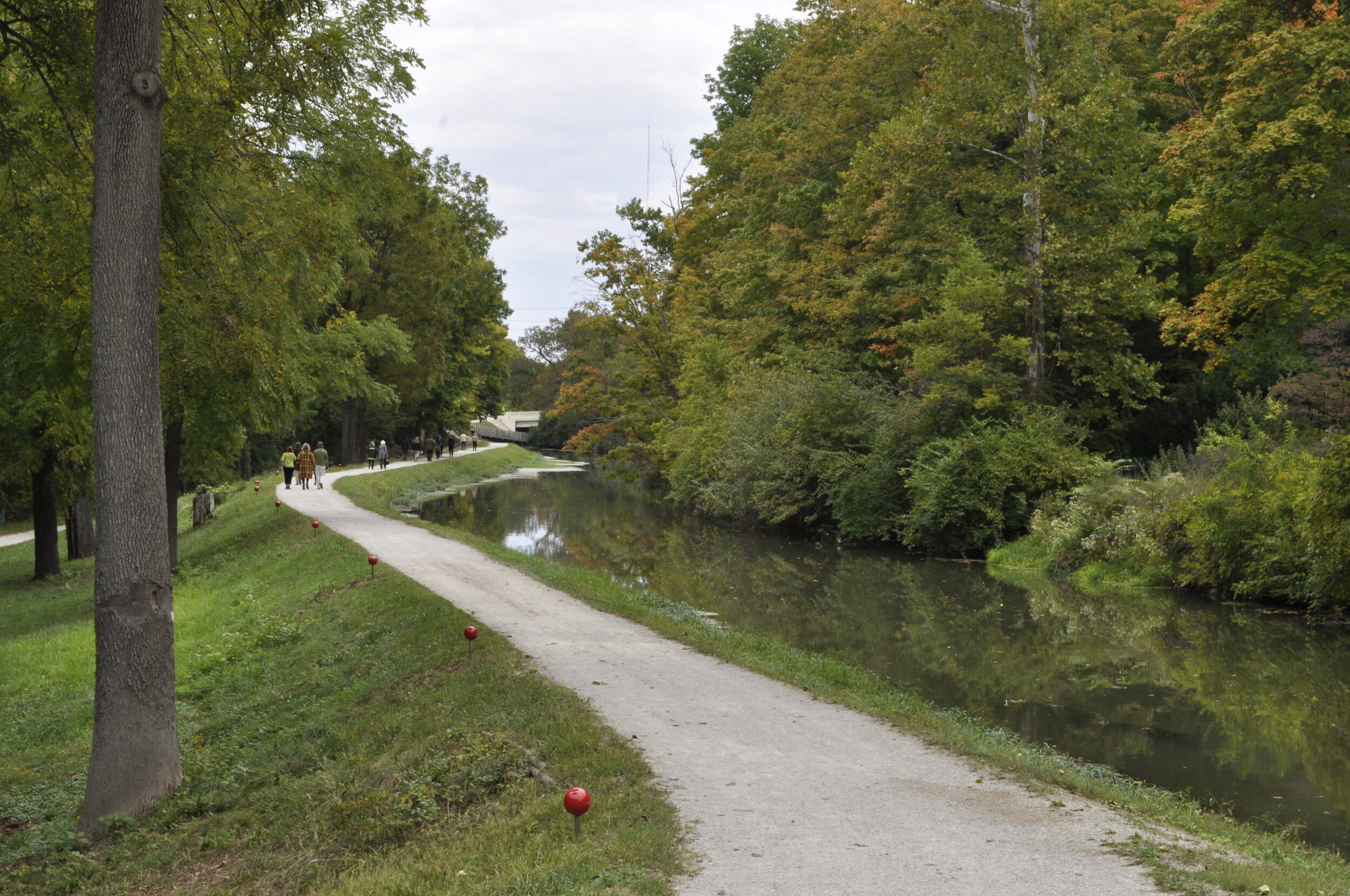  Along a 6-mile stretch of bike paths, parklands, and trails along the White River from Broad Ripple to White River State Park, approximately 100 markers situated viewers in the landscape and revealed different aspects of the river: the river’s histo
