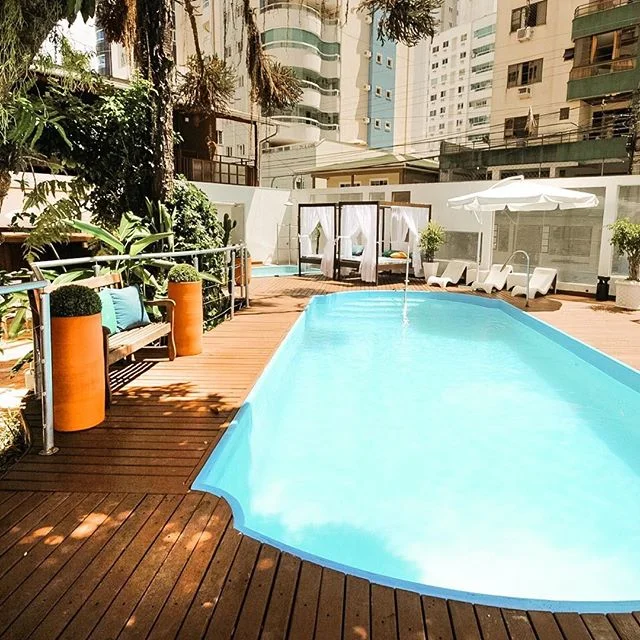 Piscina externa adulta e infantil, hidromassagem, bangal&ocirc;s e servi&ccedil;o de bar.⠀
⠀
#hotelrieger #balneariocamboriu #rieger #praia #hoteis