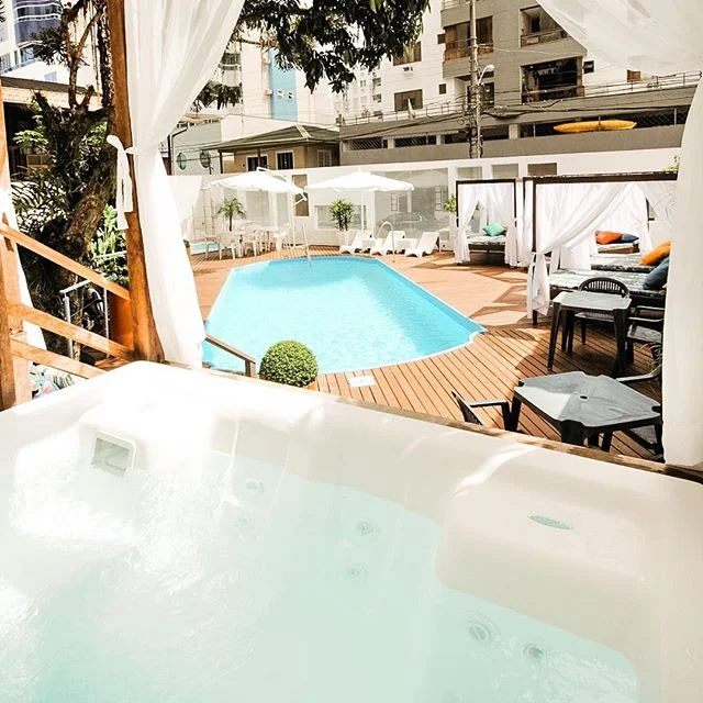 Piscina externa adulta e infantil, hidromassagem, bangal&ocirc;s e servi&ccedil;o de bar.⠀
⠀
#hotelrieger #balneariocamboriu #rieger #praia #hoteis