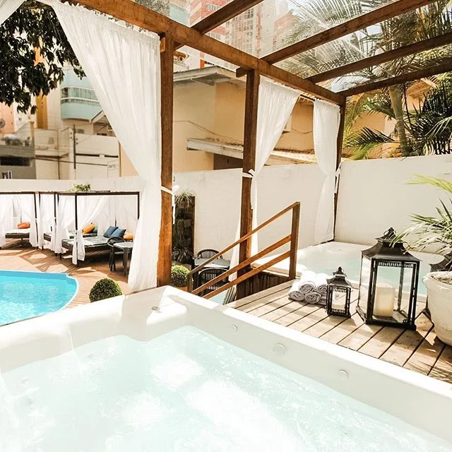 Piscina externa adulta e infantil, hidromassagem, bangal&ocirc;s e servi&ccedil;o de bar.⠀
⠀
#hotelrieger #balneariocamboriu #rieger #praia #hoteis