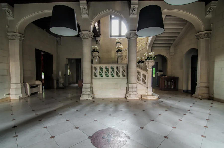 Chateau De Bois: Entrance Hall