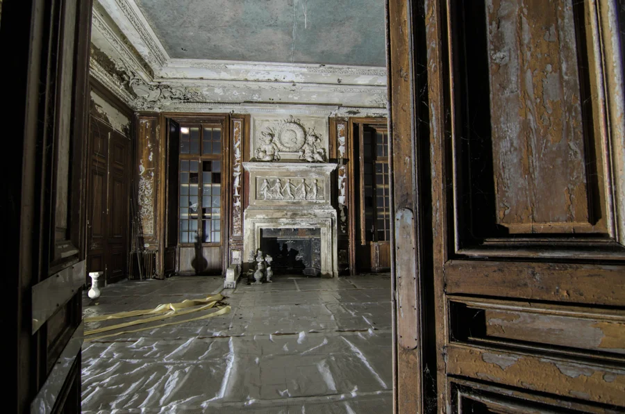 Chateau De Carnelle: Fireplace