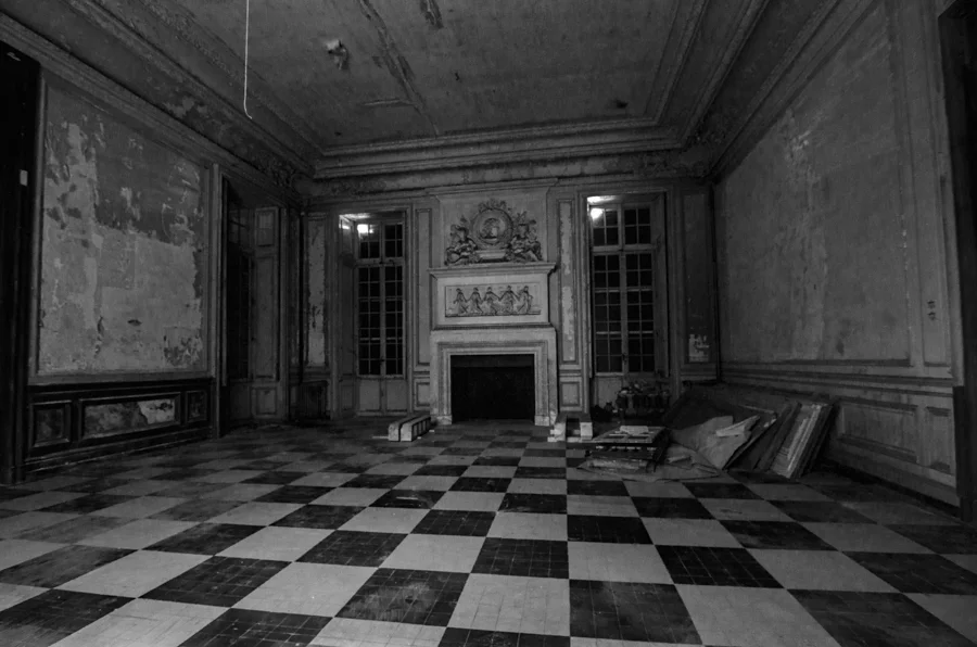 Chateau De Carnelle: Chequered Floor