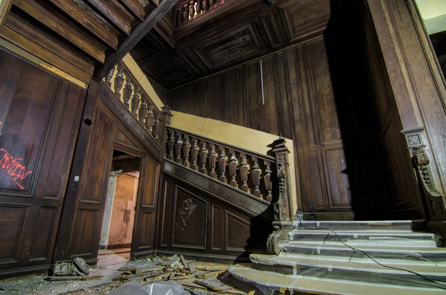Chateau De Carnelle: Wooden Staircase
