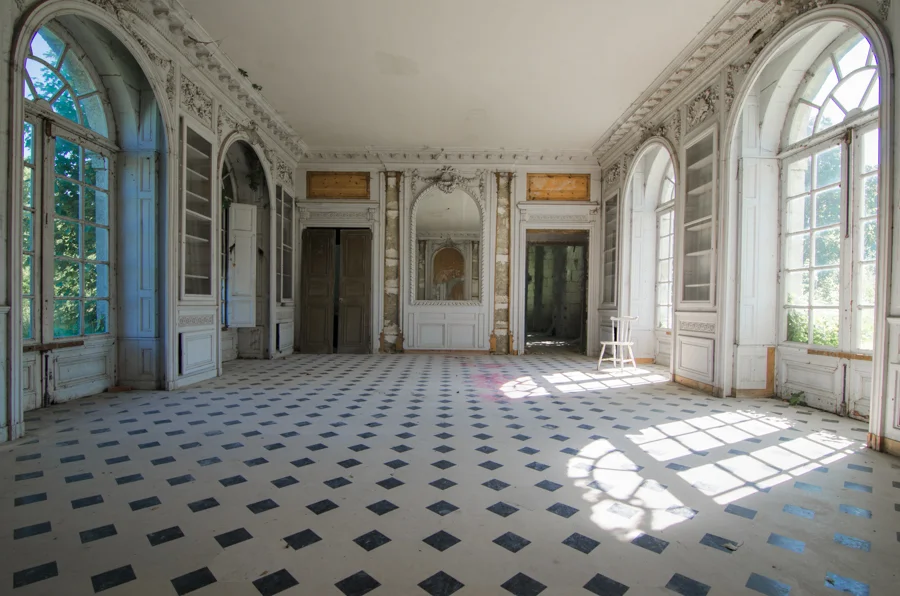 Chateau De Singes: Arched Window Room