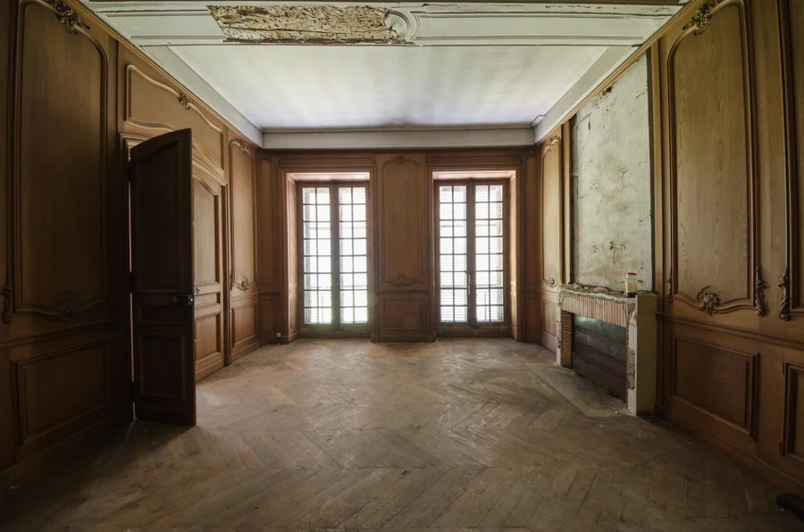 Chateau Du Cavalier: Wood Paneled Room