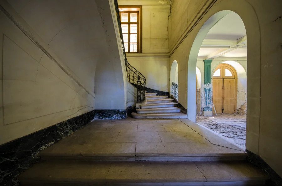 Chateau Du Cavalier: Staircase