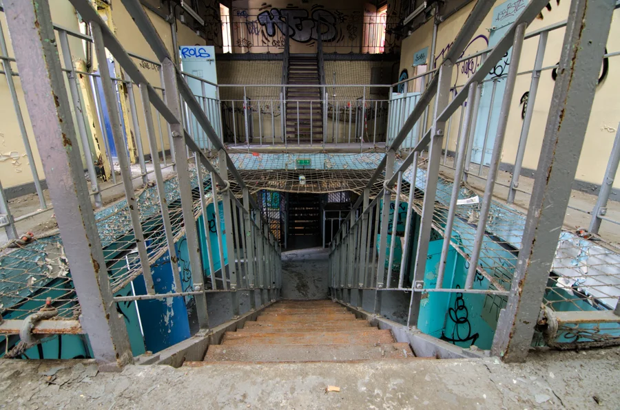 h15-abandoned prison urbex