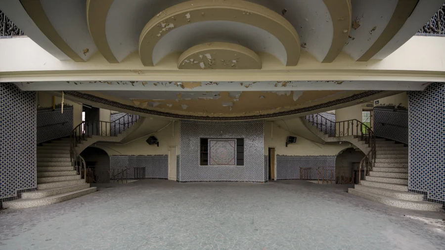 Urbex Piscine Mosque: Wide Entrance
