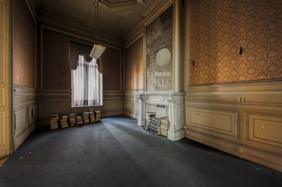 Urbex: Fireplace and Books