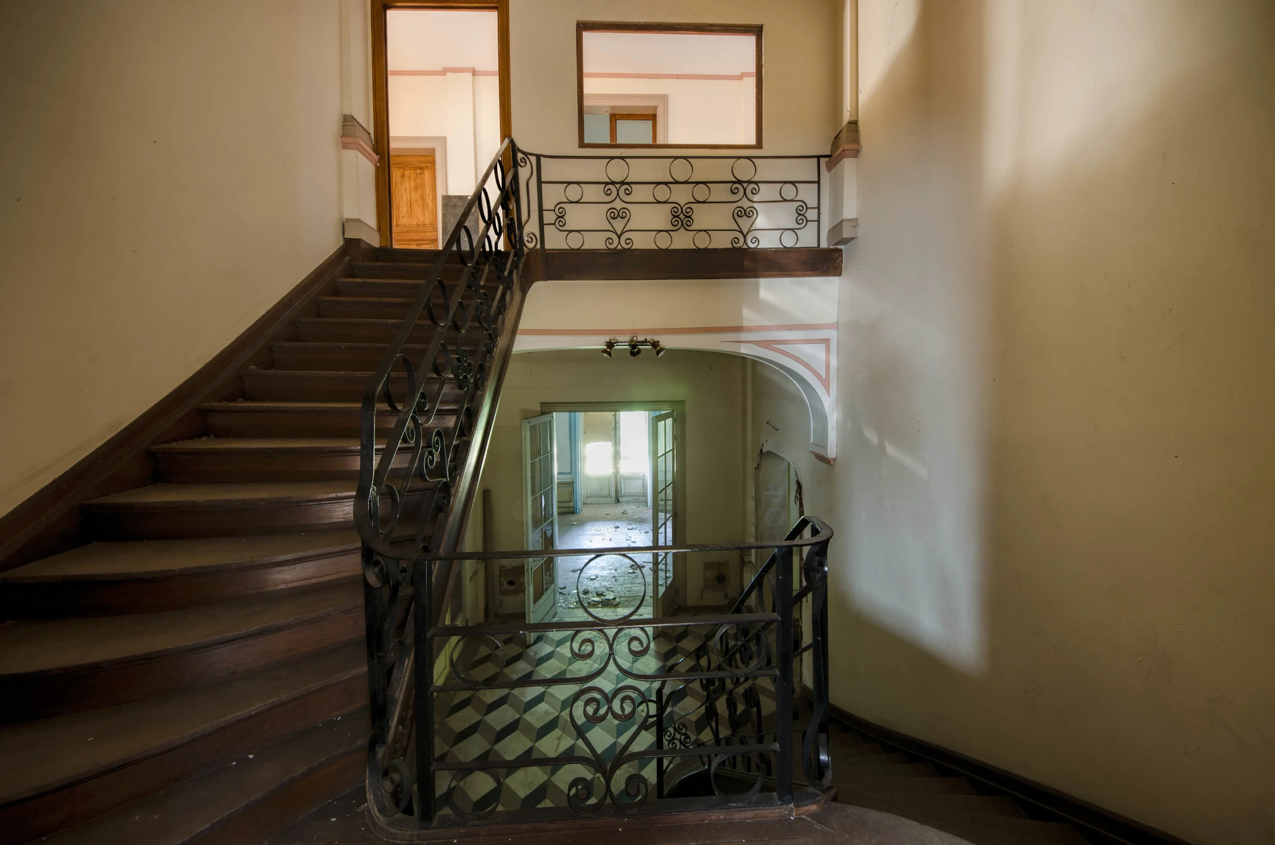 Le Chat Noir: Abandoned chateau urbex
