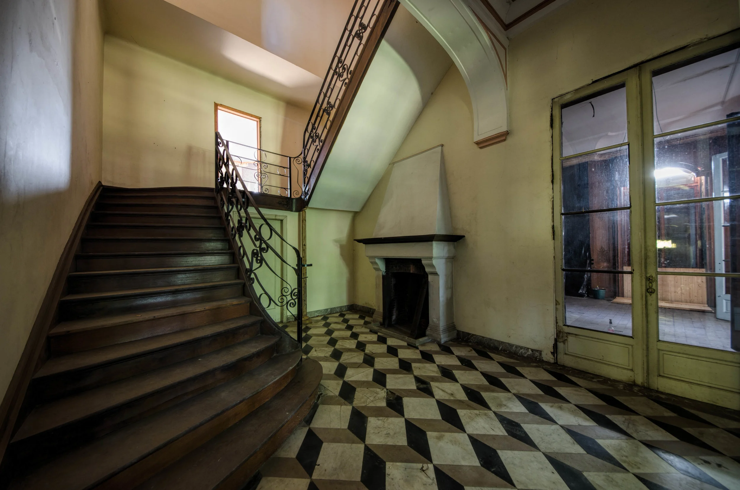 Le Chat Noir. Abandoned Chateau