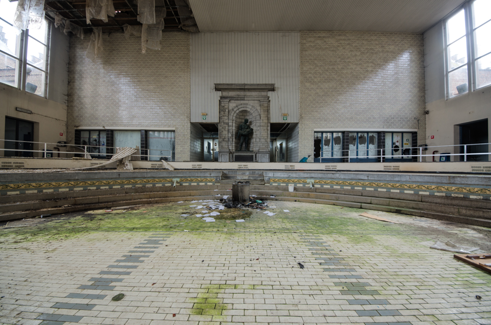 Piscine Crachoir abandoned swimming pool. urbex