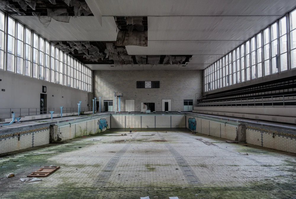 Piscine Crachoir abandoned swimming pool. urbex Full set here
