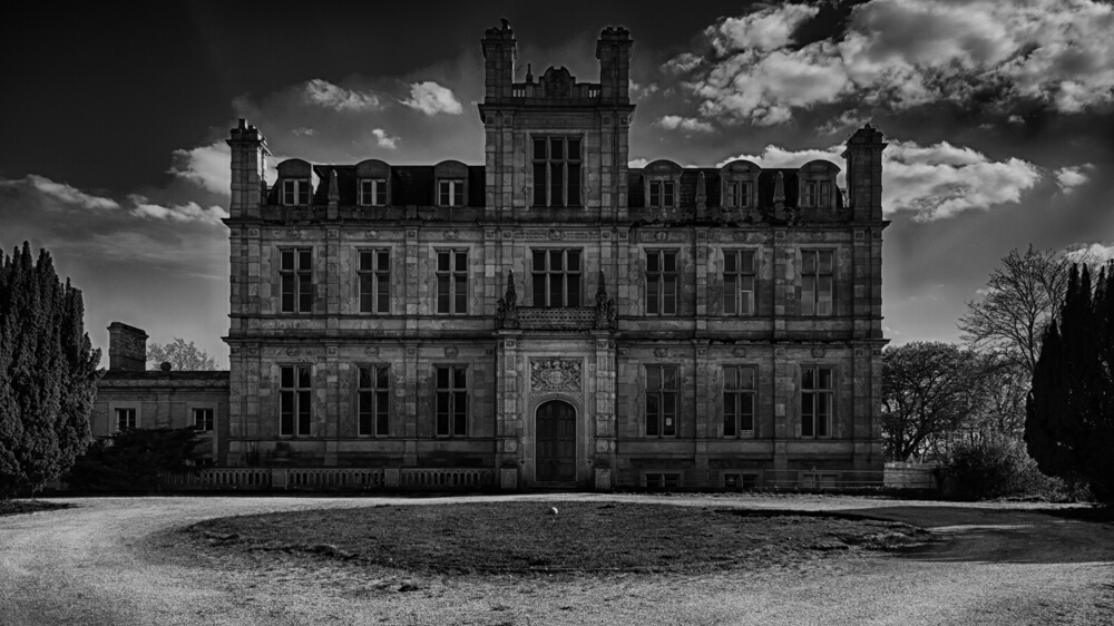 A large manor house in the UK. Has been left abandoned for some time now. Sadly no access was to be found here.