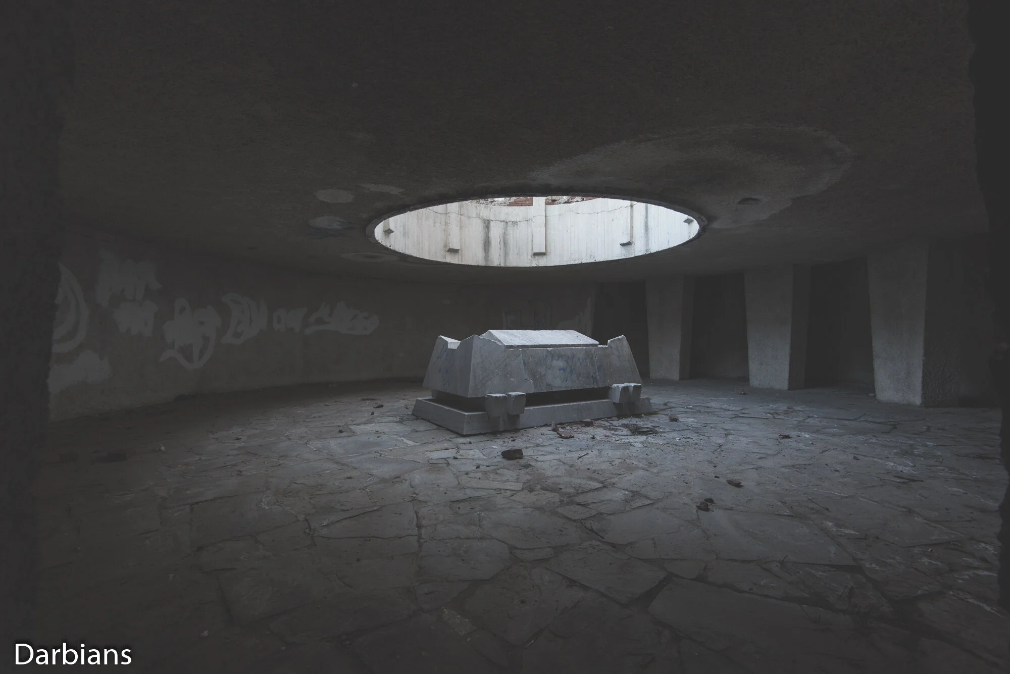 Monument Of The Three Generations: It seems like a tomb inside.