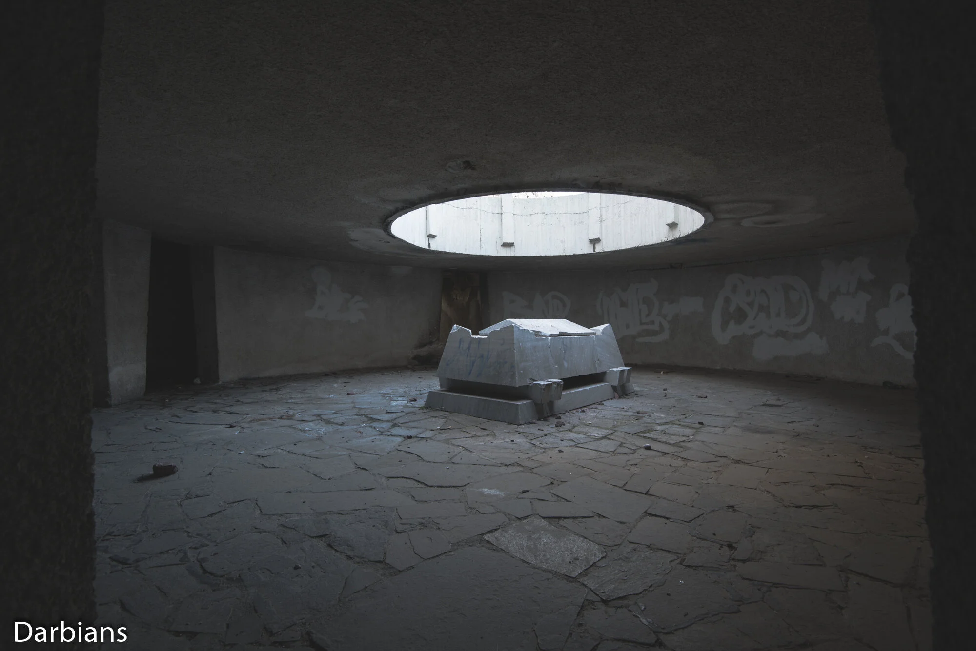 Monument Of The Three Generations: Another angle of the tomb like space.