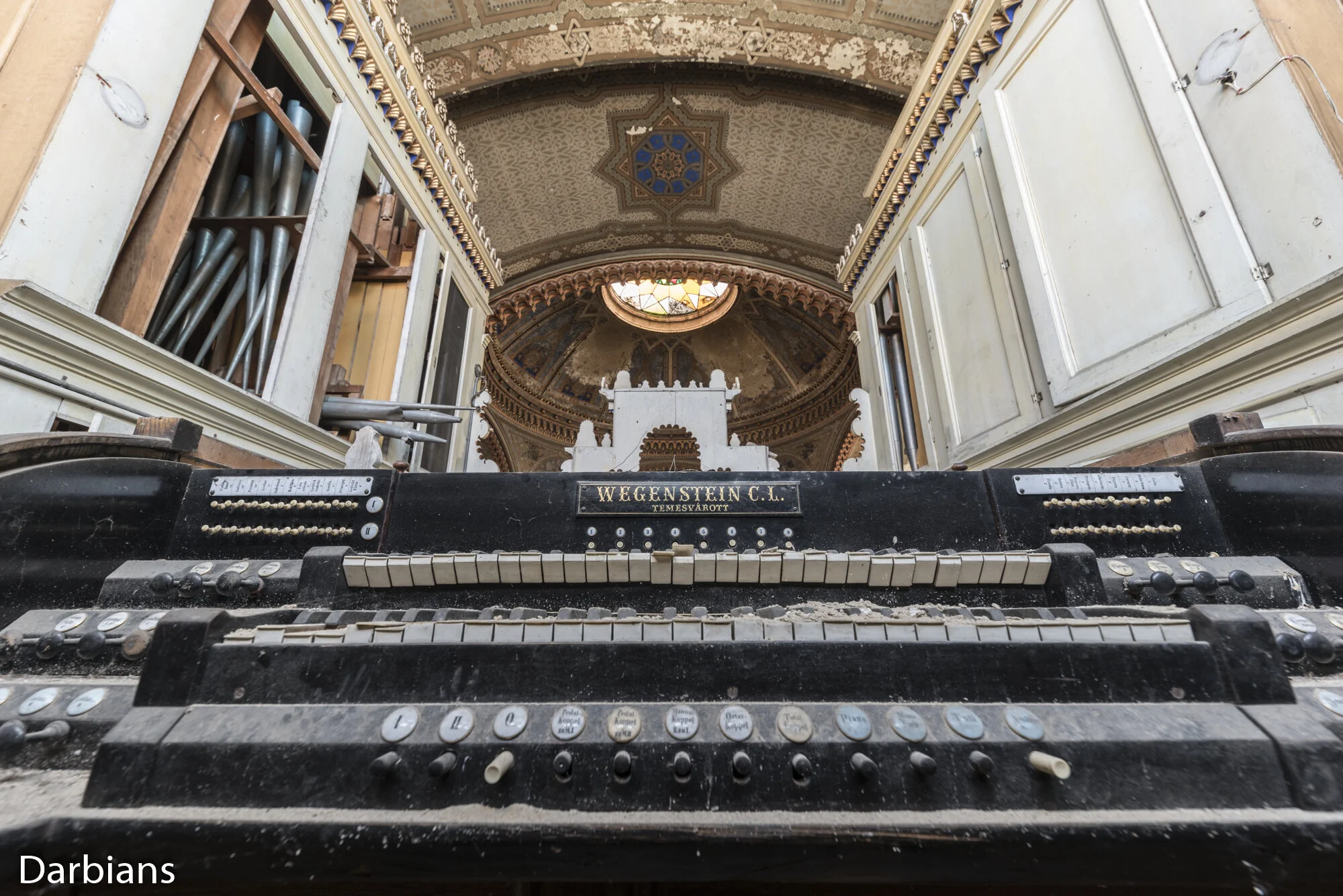 Sinagoga Din Cetate AKA The Stronghold Synagogue: The organ has seen better days.