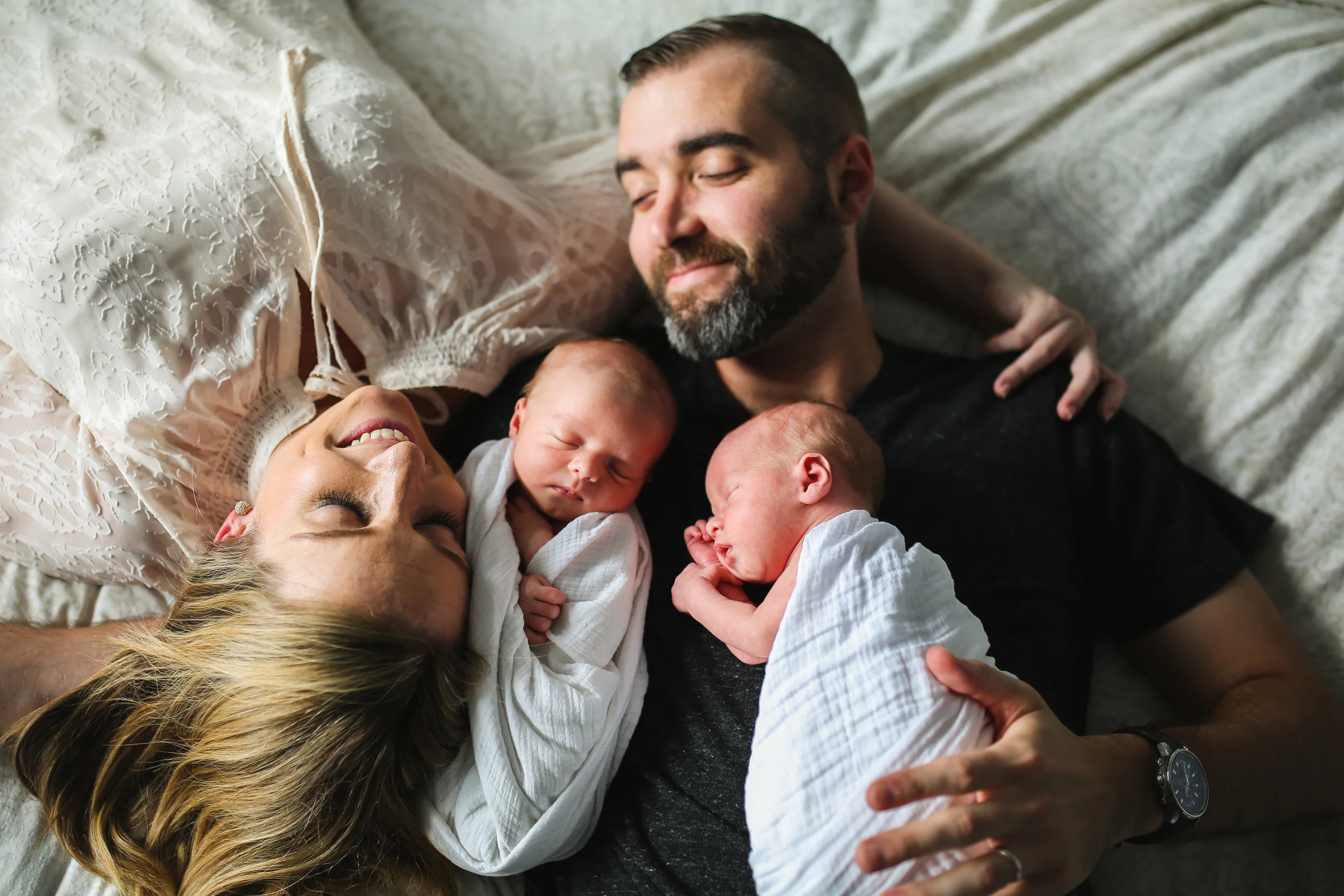 Папа с двумя маленькими близнецами. Счастливый отец двойняшек. Папа с двойняшками. Отец с двойняшками. Отец близнецы.