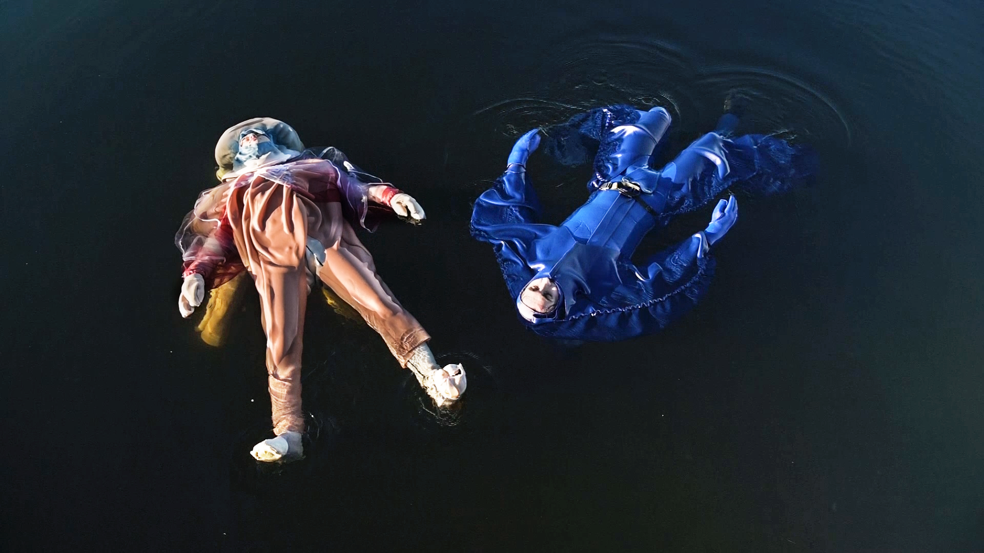  Hydrochoreography and video performance, 2026   Concept, choreography, edit and installation: Elly Vadseth   Extra camera and drone video: Rosann Hammer   Costumes: Maina Joner  