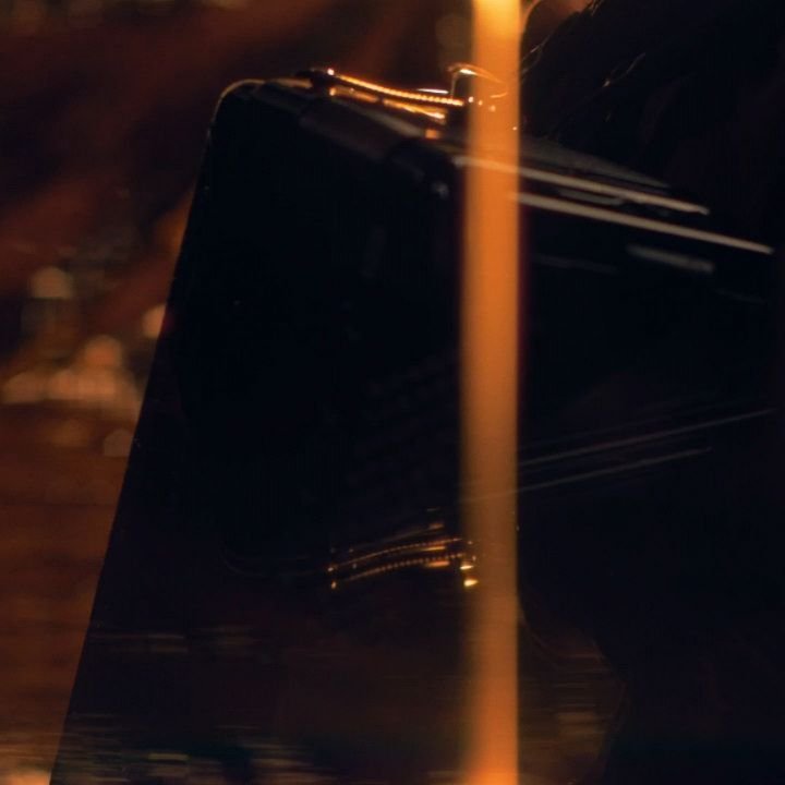 Einfache Mittel aber grosser Effekt:
F&uuml;r &quot;Katergold 🐱🏅&quot;, das neue Album von @troubaskater , haben wir mit Goldfolie und Gegenlicht gearbeitet.

Danke - einmal mehr - @basiloberli f&uuml;r die wundersch&ouml;ne Kameraarbeit, sowie @ja