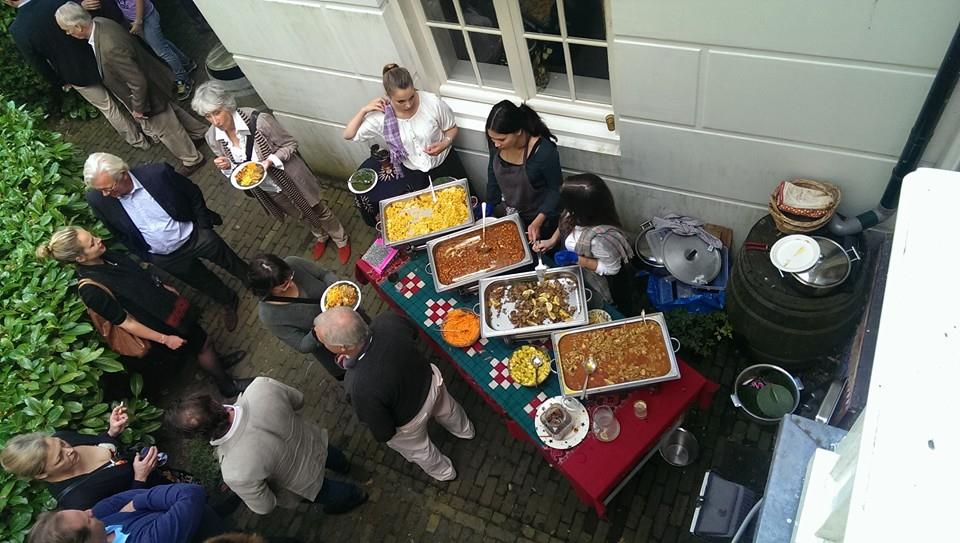 Het 'curry buffet' voor de 50e verjaardag van Simon Anderton - in zijn eigen tuin - deed het goed bij de Engelse en zeker ook de Nederlandse gasten.