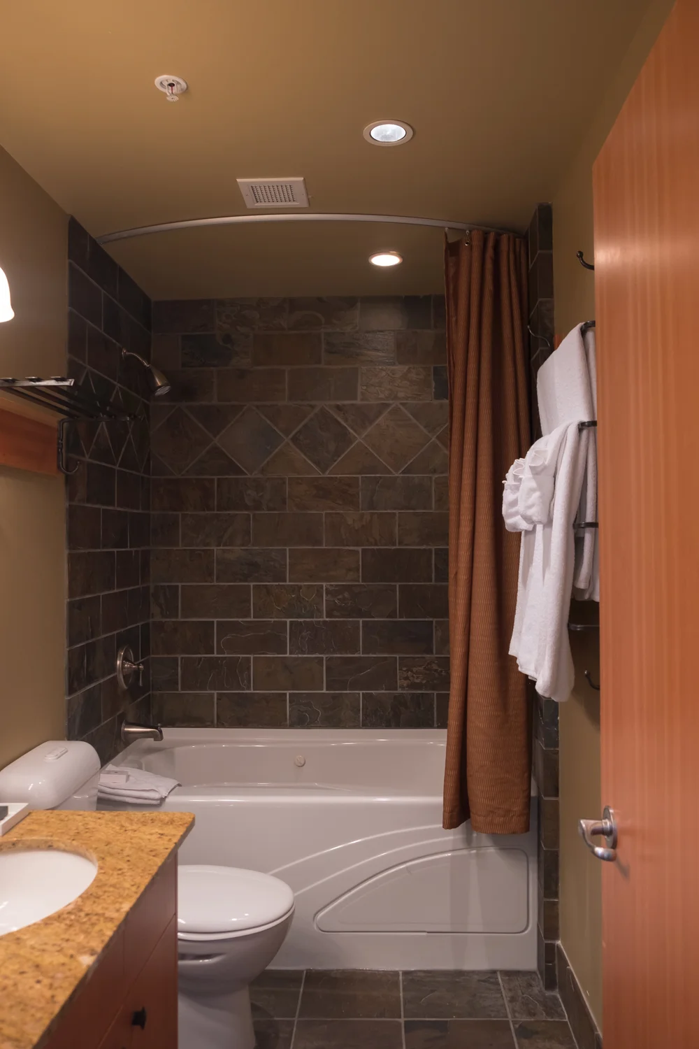 Main Lodge Suite Bathroom